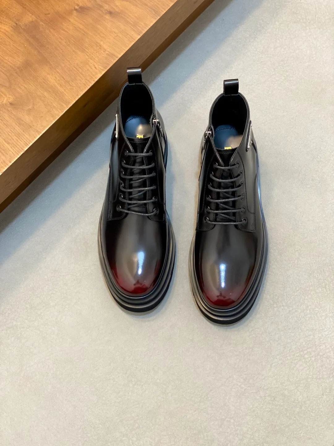 Men's men's shoes💰900 Prada/Prada Thick-soled formal wear shipped, same style at the counter, top-quality goods produced in Dongguan, those who know the goods should hurry up and start! New men's casual leather shoes, imported calfskin, shiny and translucent leather, uniform leather holes, fine texture, splicing and sewing technology, soft, comfortable and wrinkle-free, elegant Derby shoe shape, thickened and heavy-duty made, high-quality products that kill all currencies in the market, standard gold-label cowhide feet, calfskin lining, thickened rubber sole, durable and wear-resistant, ultra-light material, extremely comfortable for the upper foot, smooth surface, splicing lines, two styles to choose from, complete packaging! Size: 39-40-41-42-43-44 (45 customized) leather shoes